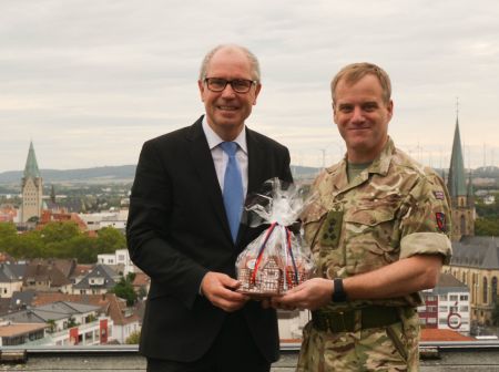 Time to say goodbye: Landrat Manfred Müller (links im Bild) überreicht zum Abschied eine Nachbildung des Jagdschlosses in Hövelhof an Richard Clement, Oberkommandierender Brigadier der Britischen Streitkräfte in Deutschland © Foto: Amt für Presse- und Öffentlichkeitsarbeit, Kreis Paderborn, Ulrike Sander